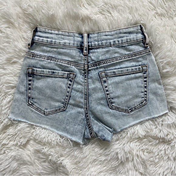 Bullhead Denim Co. Frayed High-Waisted Light Wash Jean Shorts Size 00 - Picture 5 of 15